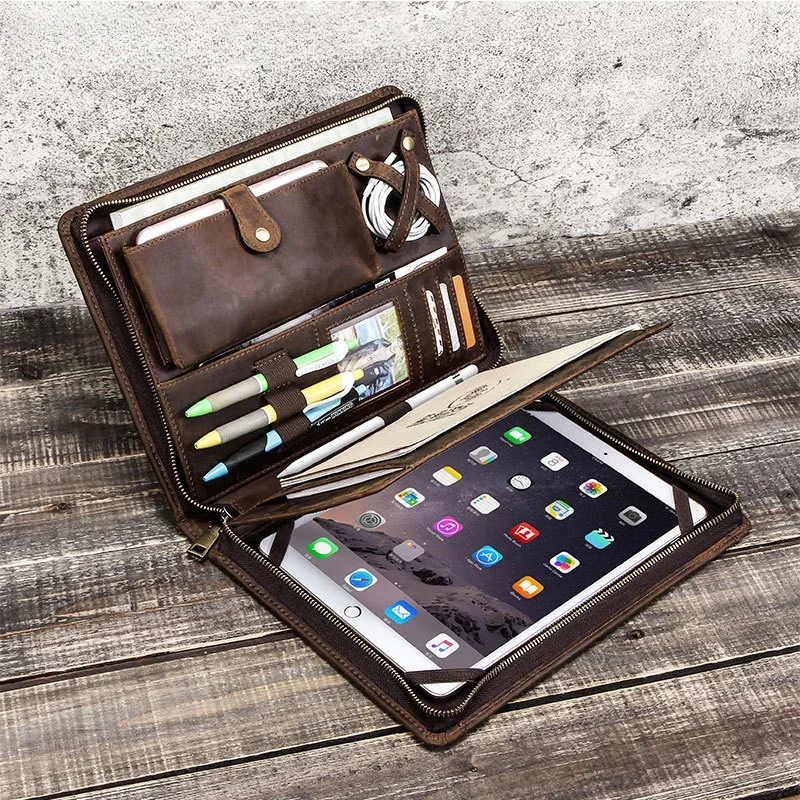 Tech Accessories Tablet - กระเป๋าหนังใส่แท็บเล็ตสำหรับ Apple iPad พร้อมช่องใส่ปากกาแบบซิป สายดาต้า และอุปกรณ์เสริมสำหรับโทรศัพท์มือถือ